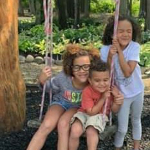 Meet your Posher, Lisa - Picture 2 of 2